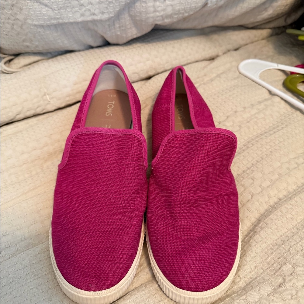 TOMS Women's Fuchsia Canvas Loafers